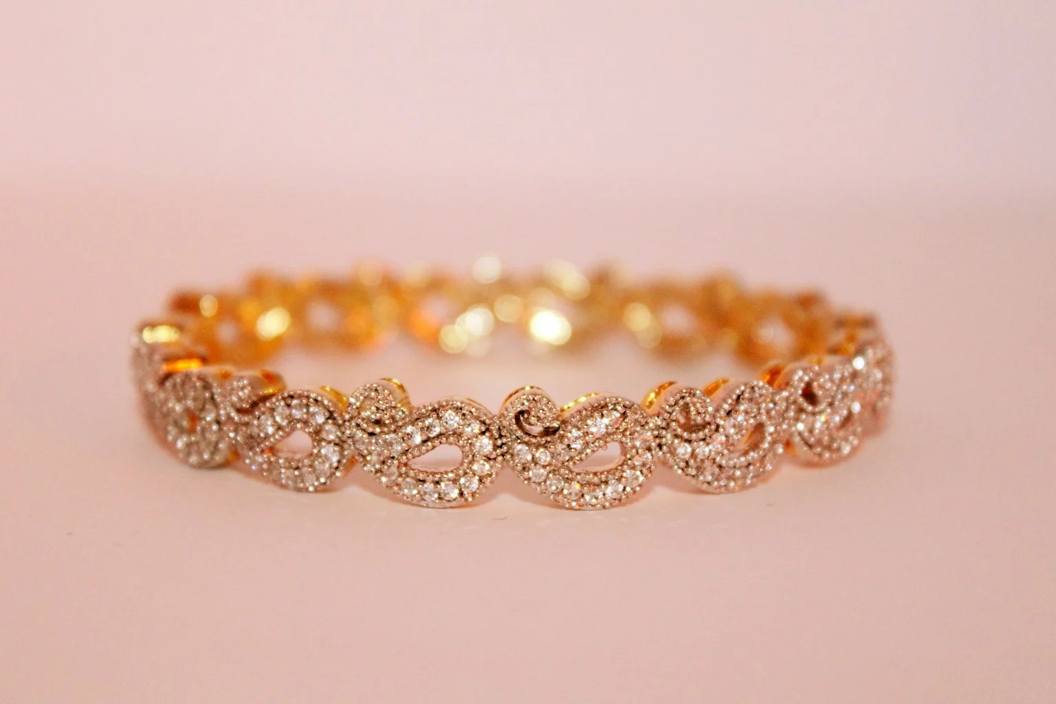 Yellow-gold bangle with pavé natural diamonds